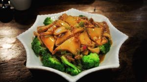 Mushroom and Broccoli at Yipin Zhai in Foshan