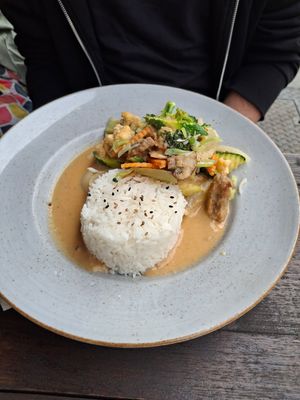 Vegan Chicken in Peanut Sauce at Soup and Roll in Berlin