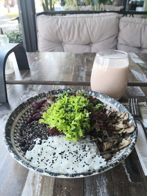 vegan bowl with mushrooms and beans #Veganuary at Schiller Kaffee Kemer & Franco's Pizza in Kemer