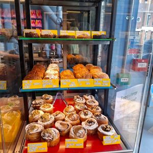 Choix de pâtisseries et de viennoiseries 🥐 at Okja in East London