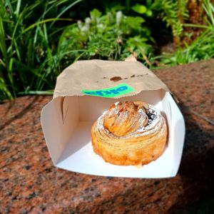 Cinnamon swirl, avec raisins secs 😋 at Okja in East London