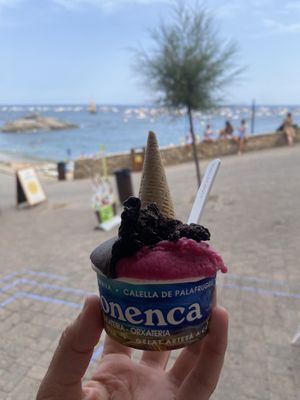 Glace chocolat noir et framboise   at Jijonenca in Palafrugell