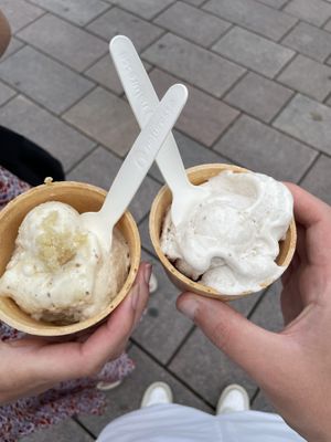 Marzipan Vanille links und Banane rechts   at LisEis in Luebeck