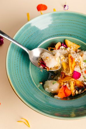 Champus.
Cold soursop pulp. Golden Pineapple in three stages: natural, flambeed in pisco
and dehydrated.
Ground corn and edible flowers. at Barra Botánica in Lima