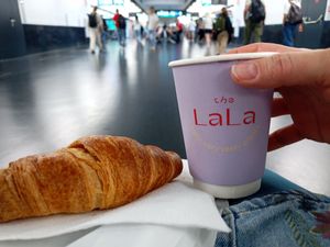 Croissant & Chai Latte (oatmilk) at VIE - Veganista / The LaLa - T3-F in Vienna