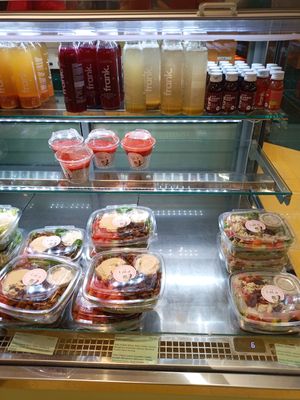Vegan salads & overnight oats at VIE - Veganista / The LaLa - T3-F in Vienna