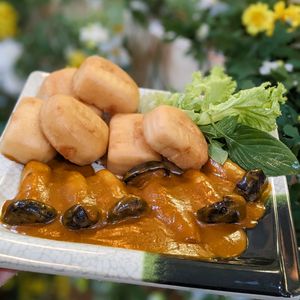 Vegan Sautéed King Oyster Mushroom with Homemade Sauce, Served with Fried Mantou at Lập Vegetarian Restaurant in Central Singapore