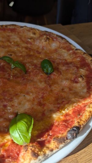 Pizza margarita with vegan cheese at Leos Pizza in Trondheim