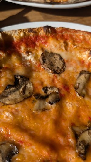 Pizza with Champignons and vegan cheese at Leos Pizza in Trondheim