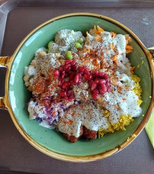 Vegan Bowl mit Fake Chicken auf Erbsenbasis at Dadashi in Hamburg