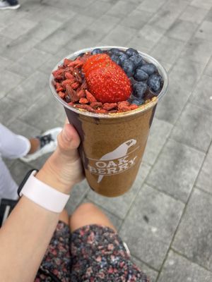 The oak (large 13.5€) with fruits   at Oakberry in Cologne