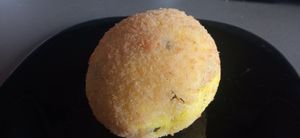 Arancinə zucchine, mozzarella e zafferano (preso da asporto) at Pasticceria Vegana Biologica La Magnolia in Verona