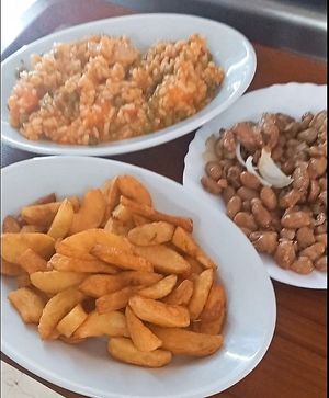 đuveđ, potato wedges and bean/onion salad  at Restoran Markat in Pula