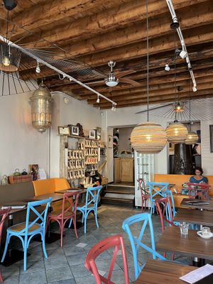 Intérieur la grande salle   at Balzac Café in Morges