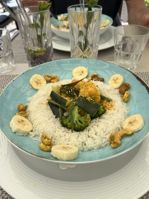 Riz sec et réchauffé, légumes surgelés et pas assez de sauce!   at Balzac Café in Morges