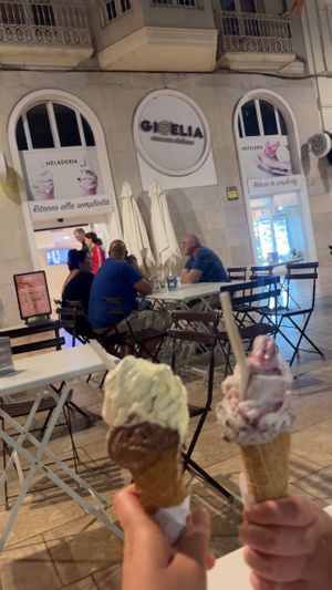 (Vegan only on the left - vanilla and cocoa)  at Gioelia Cremeria in Alicante