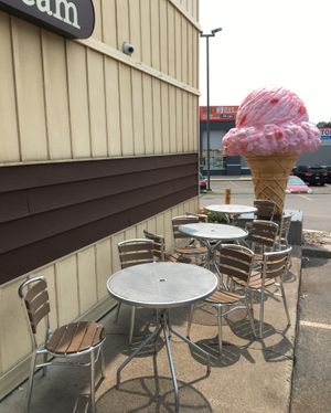 Outside seating at Flapdoodles Ice Cream in Rochester