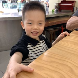 De jongeman kan je goed helpen met kiezen uit het menu  at Mama in the Kitchen - 郑嬷嬷的素食堂  in Shenzhen