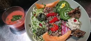 Quinoa roule épinard gaspacho  at Fleur 2 Courgettes in Embrun