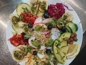 Poke bowl tofu   at Fleur 2 Courgettes in Embrun