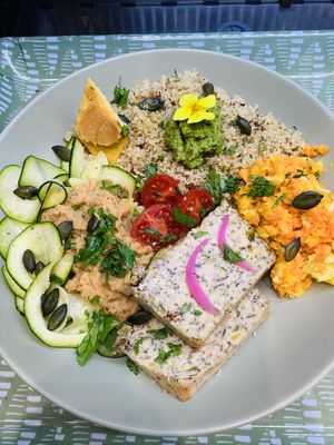 Crudités houmous terrine tofu  at Fleur 2 Courgettes in Embrun