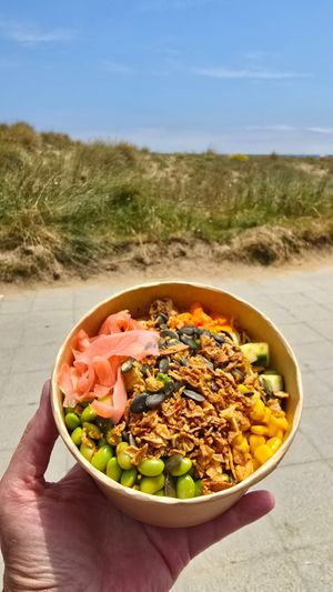 Medium bowl at POKE START-EAT in Lestartit