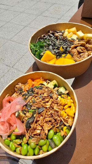 Medium and large bowl at POKE START-EAT in Lestartit