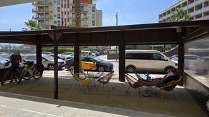 Some outdoor seating at POKE START-EAT in Lestartit