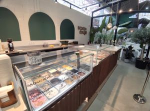 Ice cream and doughnuts at Scoop 'n Dough - Marvila in Lisbon