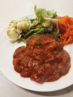 レンコンミートハンバーグ
ラタトゥイユソース
サラダ
ライス付き
ボリューム満点ソースが美味しい
ビーガンチーズもお願いしてソ at Cafebar Miyami in Tokyo