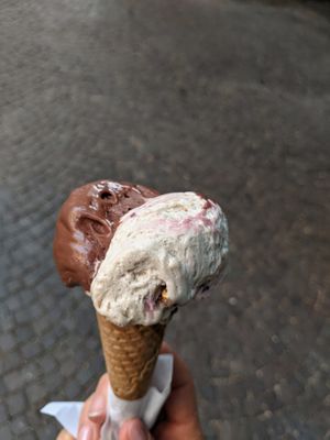 2 flavs: ciocc e cannella gelso nero con pistacchio caramellato at Gelato Giusto in Milan
