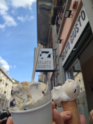 coppetta piccola arachidi, caramello e cioccolato / cono piccolo cocco e stracciatella at Gelato Giusto in Milan