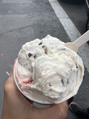 Stracciatella, banana arachidi e cioccolato, fragola limone e crumble   at Gelato Giusto in Milan