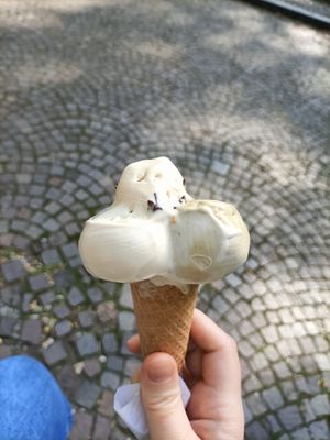 Pistacchio, crema bianca e arachidi cioccolato caramello at Gelato Giusto in Milan