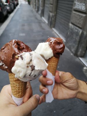 Chocolate and banana-nuts-chocolate flavours at Gelato Giusto in Milan