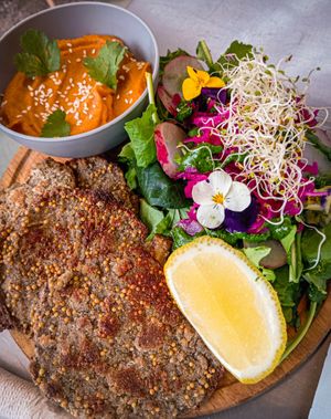 Milanesas de girgolas con cremoso de boniato y ensalada  at Chaltu - Alimentos Saludables in San Martin De Los Andes