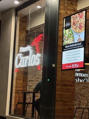 They have sitting outside and insidee  at Pizzería Carlos - Vallehermoso in Madrid