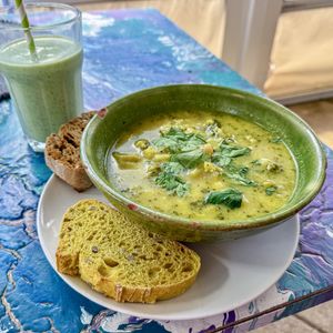 Creamy cauliflower and broccoli bowl  at Comunidad Inspira in Mallorca