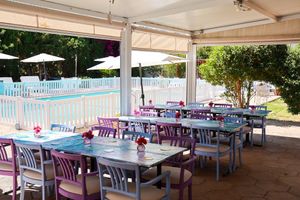 Poolside dining at Comunidad Inspira in Mallorca