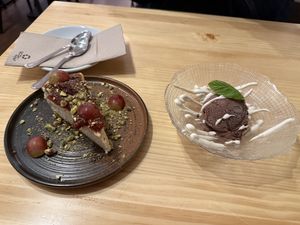 Cheesecake and chocolate ice creamm  at Umaueyon in Cordoba