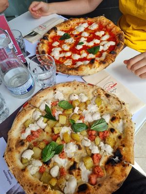 Vegan salsiccia e patate & Margherita at Al Solito Porzio in Cosenza