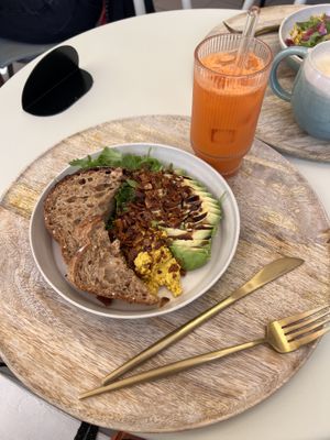 Pain et avocat   at COCO coffee shop in Tarbes