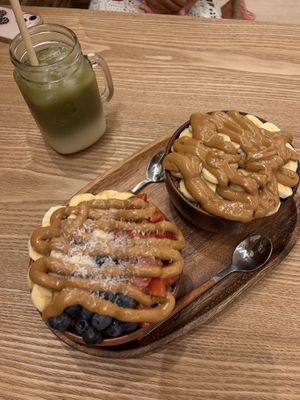 Energy bowl (one of their special bowls that is vegan) and a self-made bowl that is also composed vegan. The matcha latte can be made with oat milk!  at AMAZONIA ACAI in Alicante
