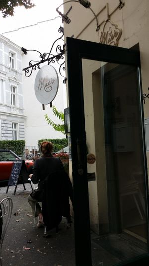Entry and terrace at Mae's in Bonn