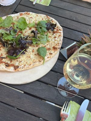 Flammkuchen und lieblicher Wein  at Nicolay's Moselterrasse in Zeltingen-rachtig