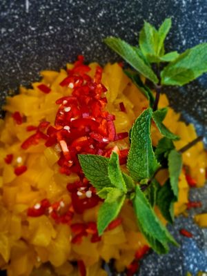 Mango-munt chutney  at Van|Hier in Schoonhoven