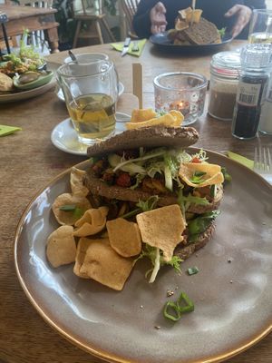 Wat een heerlijke lunch plek. Zoveel lekkers te kiezen. Bijvoorbeeld zelf  gemaakte tapenades. Zachte romige curry - alles  ruime porties en zeer gastvrije eigenaar.      at Van|Hier in Schoonhoven