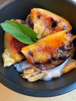 Pesca con crema al latte di cocco at Les Grands Vilains in Granville