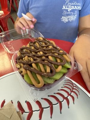 My daughter had a vegetarian bowl. She had kiwis on hers with Nutella. The Nutella is the only non-vegan ingredient on hers    at Frozen Ropes Yogurt in Pensacola