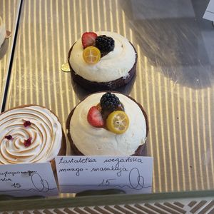 tartaletka wegańska mango-marakuja at MUUS Kawiarnia Narbutta in Warsaw